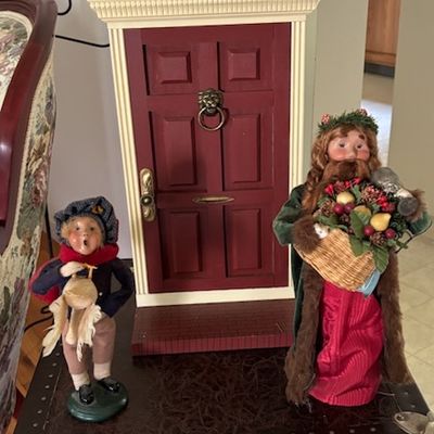 Byers Choice Carolers The Christmas Carol with Door