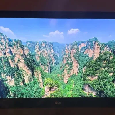 37” LG TV 37LE5300 Wall Mounted