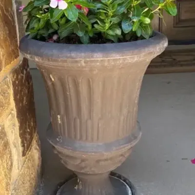 Brown resin urn planter - Lot 2