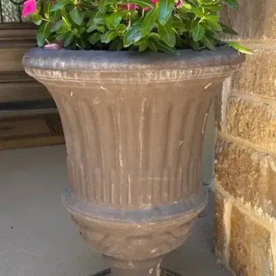 Brown resin urn planter - Lot 1
