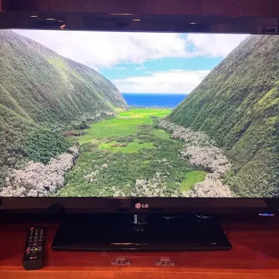 LG 37-inch LCD TV Model 37LD450 *Upstairs*