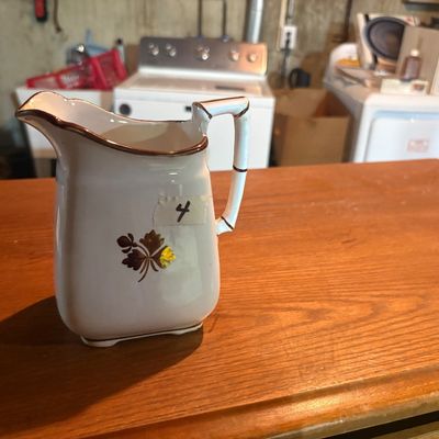 Tea leaf pitcher