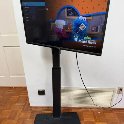 32” Smart TV With Rolling TV Stand