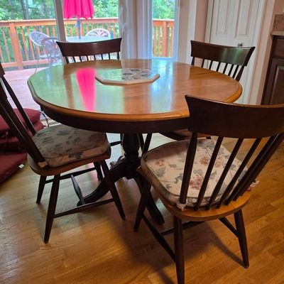 Round Spindle-Back Dining Table with 4 Chairs