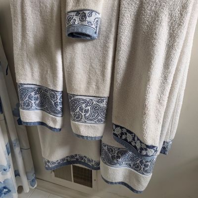 Blue Nile Mills Medallion Cotton Jacquard Patterned Border Bath Towel Set