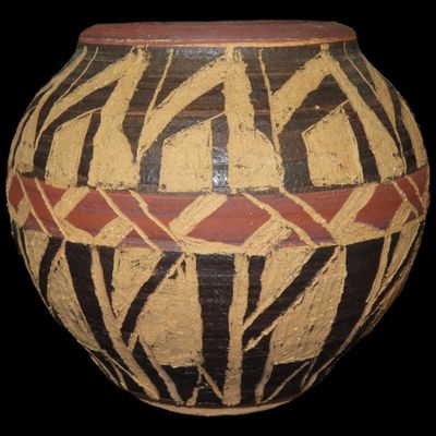 Sale Photo Thumbnail #484: Beautiful Southwest Indians Pottery Vase / Jar / Bowl. Original Hand Painted / Hand Etched Example. Signed on Bottom.