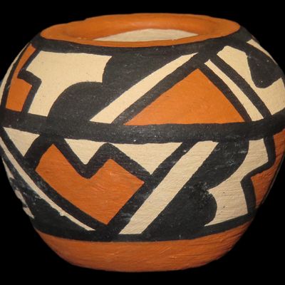 Sale Photo Thumbnail #460: Beautiful Southwest Pueblo / Jemez Indians Pottery Vase / Jar / Bowl. Original Hand Painted Example. Signed on Bottom.