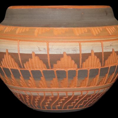 Sale Photo Thumbnail #404: Beautiful Southwest Navajo Indians Pottery Vase / Jar / Bowl. Original Hand Painted / hand Etched Example. Signed on Bottom.