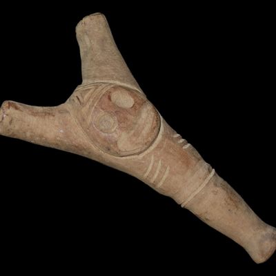 Sale Photo Thumbnail #403: Rare Pre-Columbian Taino Human Effigy Cahoba / Drug Inhaler found in Puerto Rico. Motley COA. Dual spouts up top for the nostrils that are connected to the single spout on bottom. Interesting piece of history!