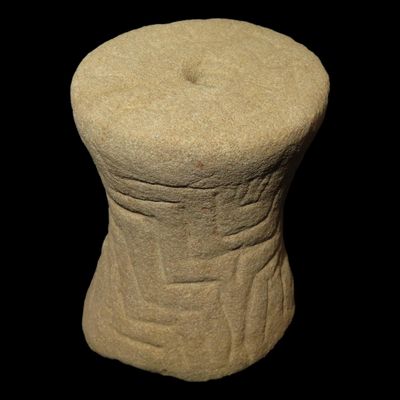 Sale Photo Thumbnail #83: Rare Fort Ancient Spool, Hamilton Co., OHIO. Motley COA. Nice classic example, 2 1/2" long. Well engraved and nicely patianted. Ex Dr. Copeland collection. Very nice example!