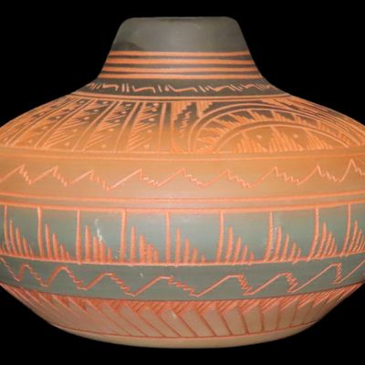 Sale Photo Thumbnail #380: Beautiful Southwest Navajo Indians Pottery Vase / Jar / Bowl. Original Hand Painted / hand Etched Example. Signed on Bottom.