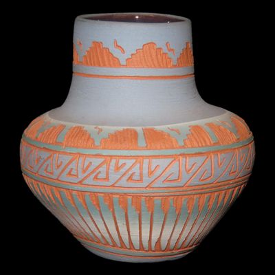 Sale Photo Thumbnail #492: Beautiful Southwest Navajo Indians Pottery Vase / Jar / Bowl. Original Hand Painted Example. Signed on Bottom.
