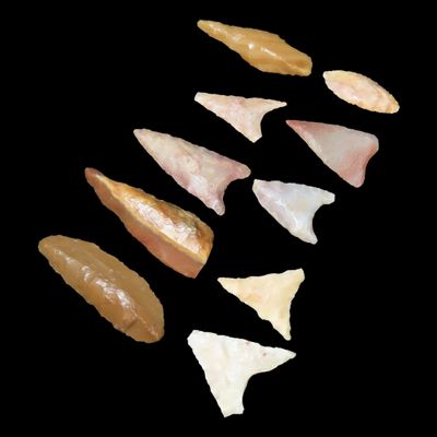 Sale Photo Thumbnail #915: Nice lot of African Neolithic Arrowheads, Africa.