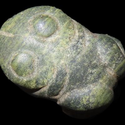 Sale Photo Thumbnail #195: Rare Mimbres / Hohokam Frog Effigy Pendant found in New Mexico. Ex Jonathan Parks Collection.