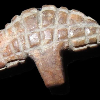 Sale Photo Thumbnail #131: Rare Mimbres / Hohokam Maize or Corn Effigy Pendant found in New Mexico. Ex Jonathan Parks Collection.