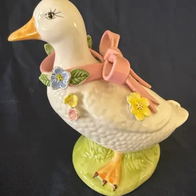 Vintage Ceramic Duck with Pink Bow & Flowers Music Box – Spring Décor