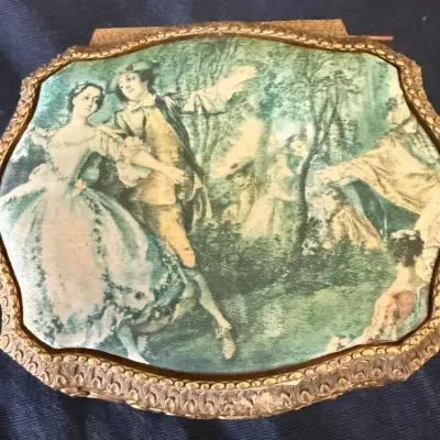 Vintage Gold-Tone Courting Scene Jewelry Music Box – Made in Japan Movement