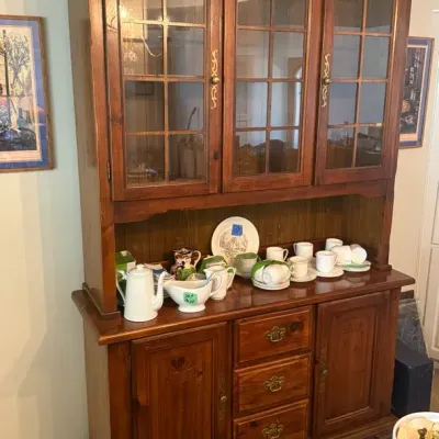 2 Pieces Solid Wood Display Cabinet with Glass Display Hutch (2 Detachable Pieces)