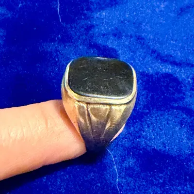 Vintage 10K Gold Signet Ring with Black Stone – 4.7g