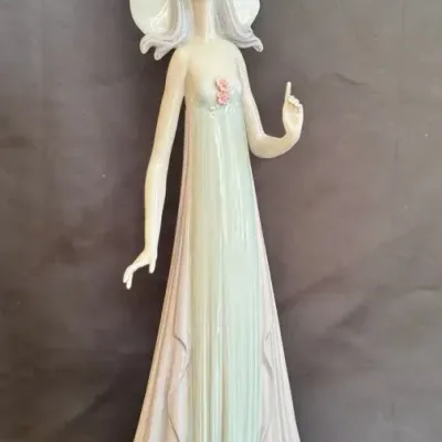 Lladró “The Debutante” #1431 Porcelain Figurine