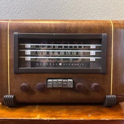 Vintage Radio w/Seattle, WA Radio Station Buttons 