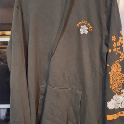 Fearless tiger graphic pullover hoodie size small- read description.