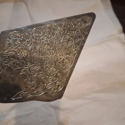 Ornate Silver-Tone Engraved Pie / Cake Server – Decorative Floral Scroll Design
