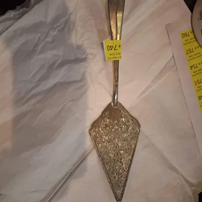 Ornate Silver-Tone Engraved Pie / Cake Server – Decorative Floral Scroll Design