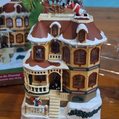 Hallmark Keepsake “Up on the Housetop” Victorian House Christmas Ornament – Light Motion & Sound