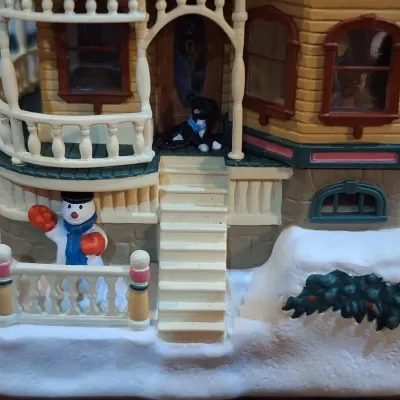 Hallmark Keepsake “Up on the Housetop” Victorian House Christmas Ornament – Light Motion & Sound