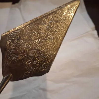 Ornate Silver-Tone Engraved Pie / Cake Server – Decorative Floral Scroll Design