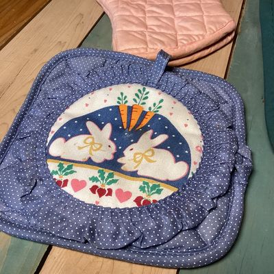 Vintage Bundt Pan, Tupperware Cake Taker & Kitchen Linens Lot