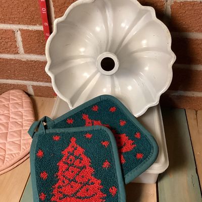 Vintage Bundt Pan, Tupperware Cake Taker & Kitchen Linens Lot