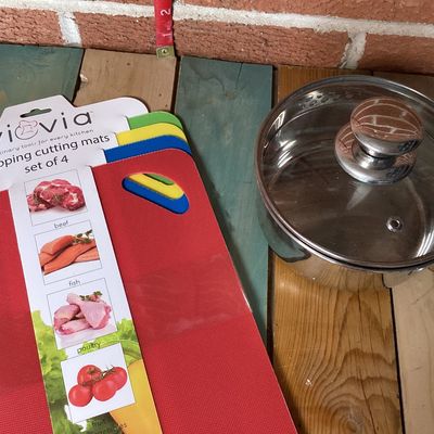 Stainless Steel Saucepan with Lid & Viovia Gripping Cutting Mats Set of 4