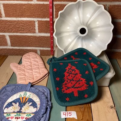 Vintage Bundt Pan, Tupperware Cake Taker & Kitchen Linens Lot