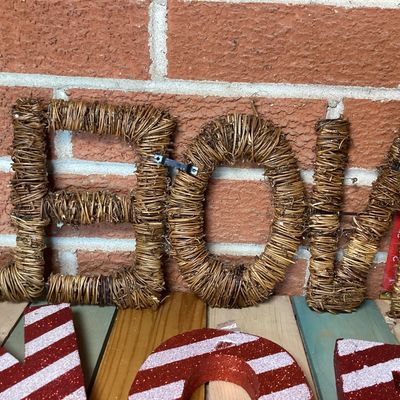 Christmas Decor Lot: NOEL Signs & Straw Owl Figurine