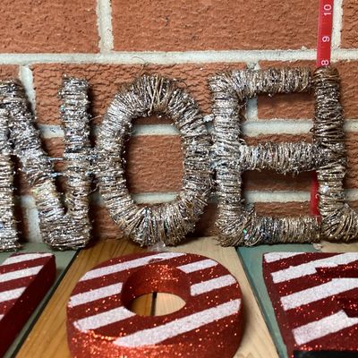Christmas Decor Lot: NOEL Signs & Straw Owl Figurine
