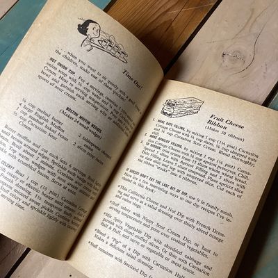 Vintage Carnation's Easy-Does-It Cookbook