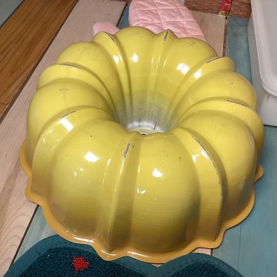 Vintage Bundt Pan, Tupperware Cake Taker & Kitchen Linens Lot