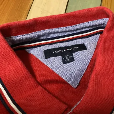 Tommy Hilfiger Red Polo Shirt XXL & Goodfellow & Co White Slim Fit Dress Shirt XXL – Men’s Clothing Lot