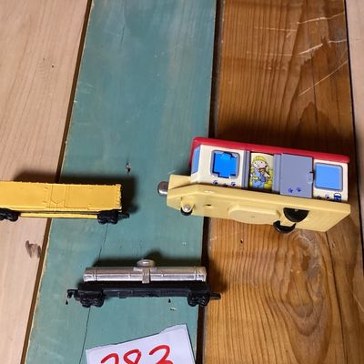 Vintage Bob the Builder Mobile Home Toy & Safari Ltd Train Cars