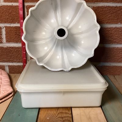 Vintage Bundt Pan, Tupperware Cake Taker & Kitchen Linens Lot