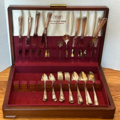 Vintage 1847 Rogers Bros. Silverplate Flatware Set