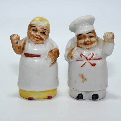 Salt and Pepper Shaker Set - Man and Woman Waving