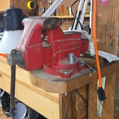 Sale Photo Thumbnail #355: Craftsman 4" Swivel Base Bench Vise with Anvil