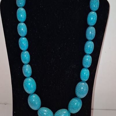 Chunky Faux Turquoise Oval Graduated Necklace