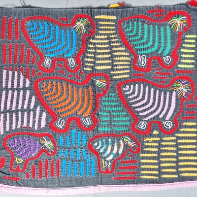 Sale Photo Thumbnail #118: Guna Mola Panel Group of Stylized Animals