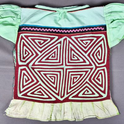 Sale Photo Thumbnail #32: Guna Mola Blouse Minor Four Quadrant Spiraling Triangle Composition