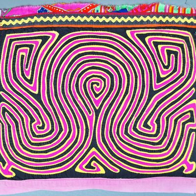 Sale Photo Thumbnail #92: Guna Mola Panel Interlocking Spiral Maze