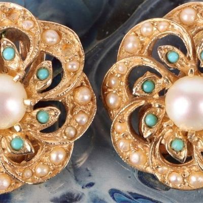 18K YELLOW GOLD LADIES EARRINGS W/ EMERALD & PEARL